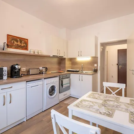 Peaceful Downtown Location - 2 Bedroom Апартамент *