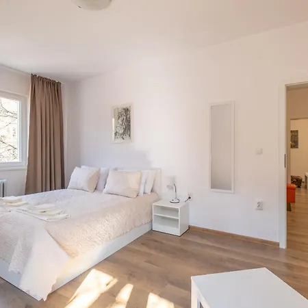 Peaceful Downtown Location - 2 Bedroom * Sofie