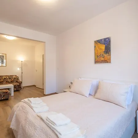 Апартамент Peaceful Downtown Location - 2 Bedroom *