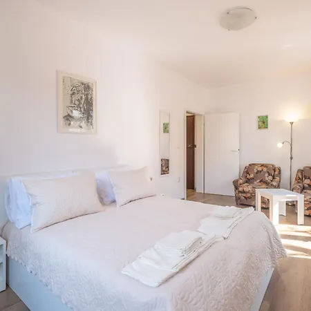 Peaceful Downtown Location - 2 Bedroom Апартамент *