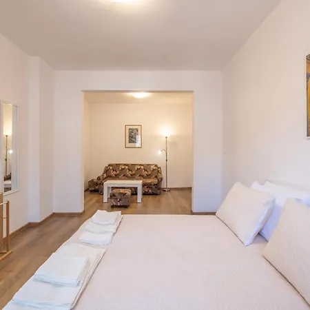 Апартаменты Peaceful Downtown Location - 2 Bedroom