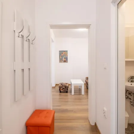 Peaceful Downtown Location - 2 Bedroom Апартамент *