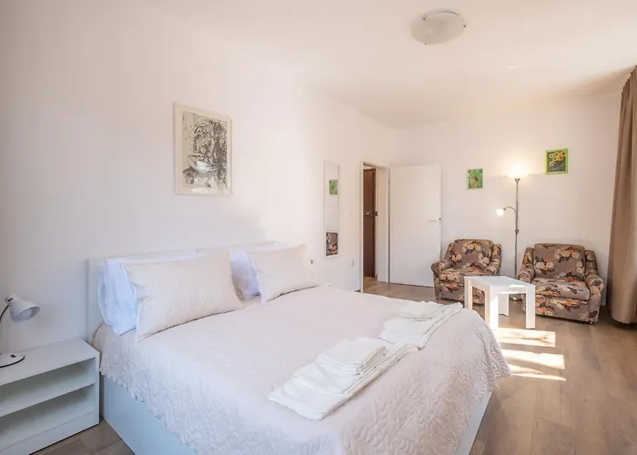 Peaceful Downtown Location - 2 Bedroom アパート *