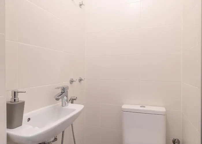 Peaceful Downtown Location - 2 Bedroom アパート *