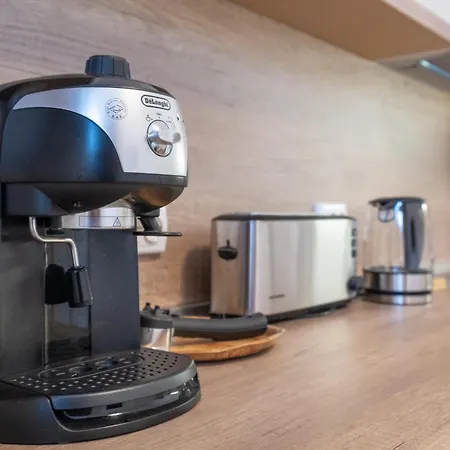 Peaceful Downtown Location - 2 Bedroom Апартаменты